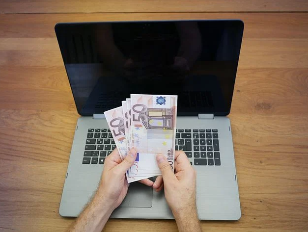 penge foran computer