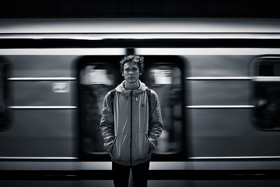 Mand foran passerende tog, sort/hvid